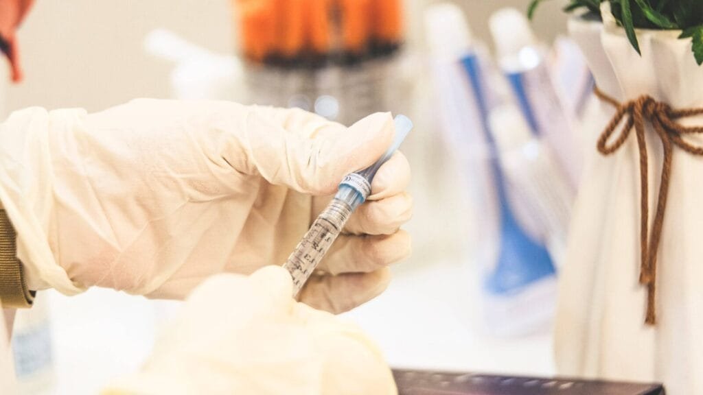 augenringe-entfernen-hyaluron-behandlung